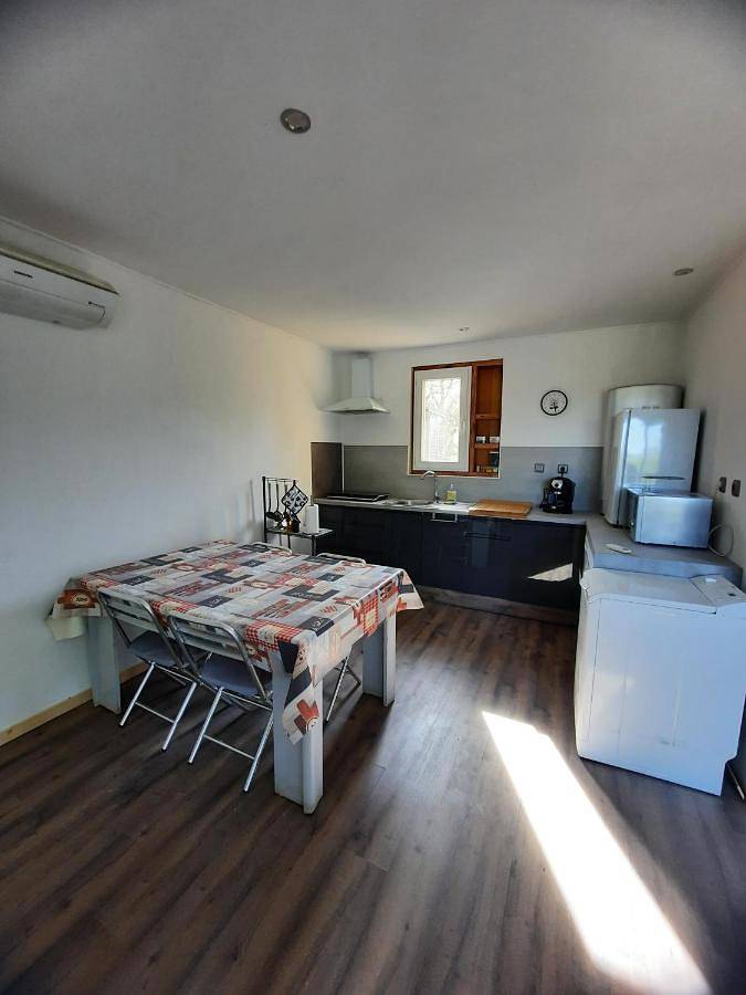Location de vacances pour 4 personnes, avec jardin et vue ainsi que vue sur le lac et piscine, animaux acceptés à Lubersac - 4