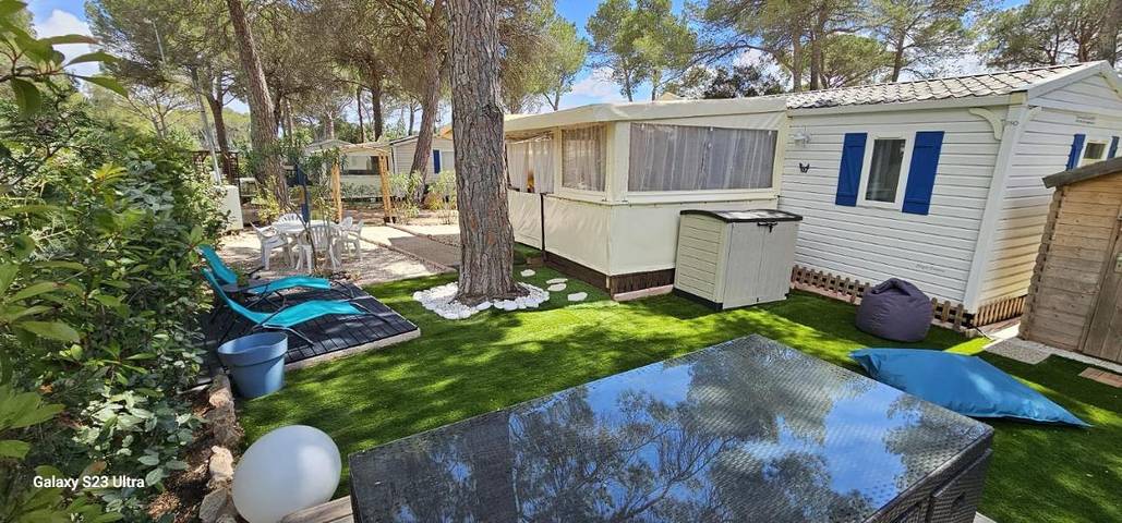 Camping pour 6 personnes, avec terrasse et piscine ainsi que jardin et jacuzzi