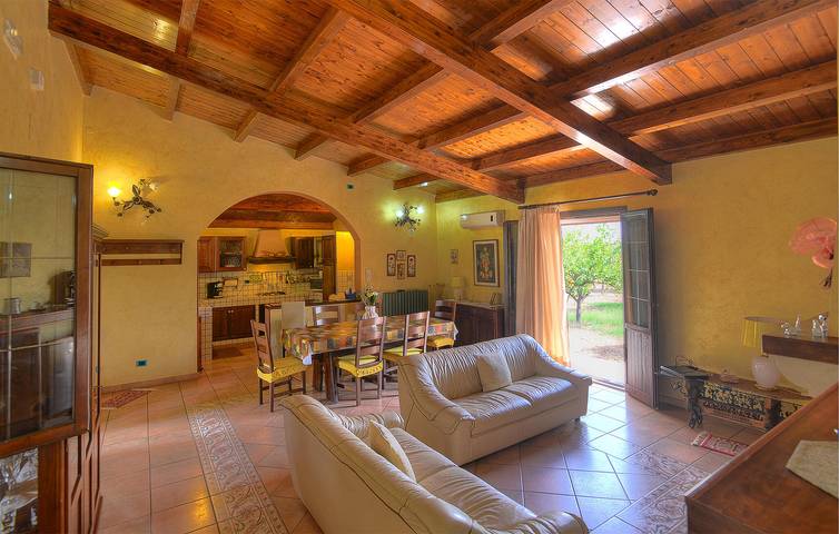 Accogliente appartamento 2BR | Solarino 2km | Parcheggio, piscina & WiFi in Solarino, Siracusa e dintorni