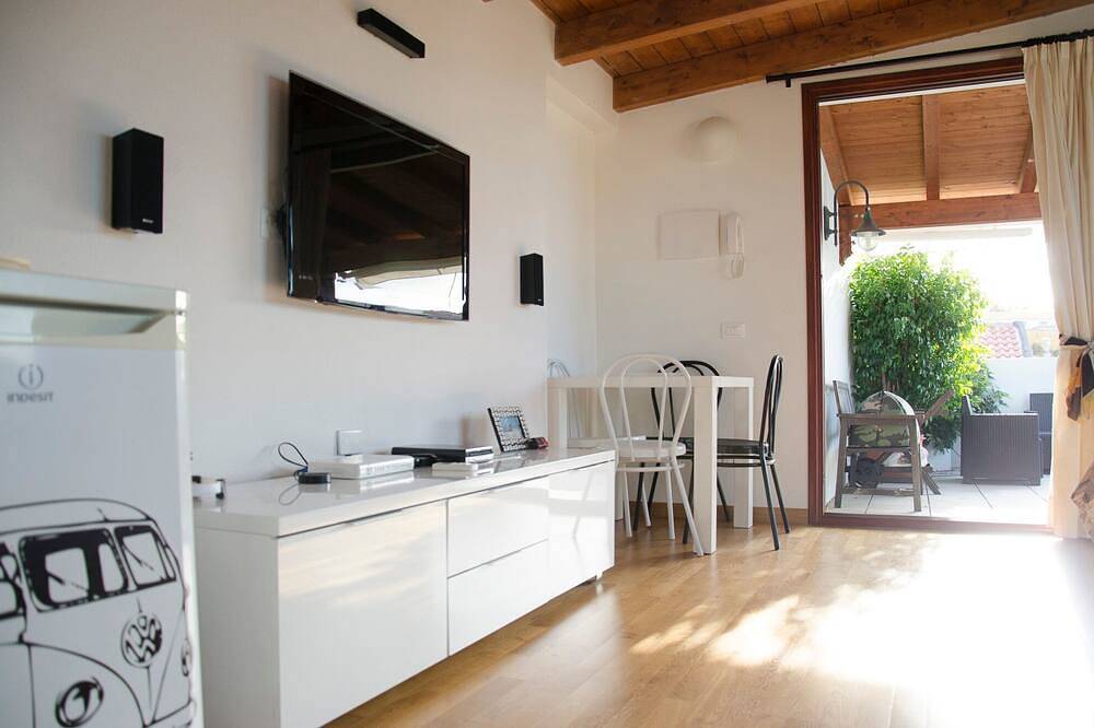 Apartamento entero, Penthouse monoambiente con nivel de terraza, wi fi, aire c., Estacionamiento privado. in Pirri, Cagliari