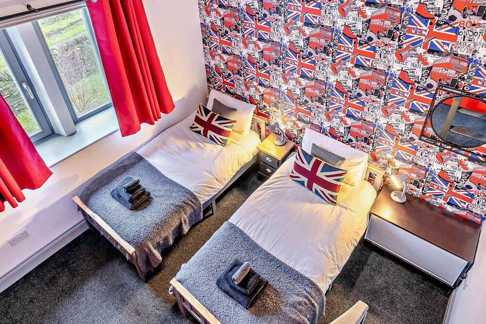6 Bed in Huddersfield in Westliches Yorkshire