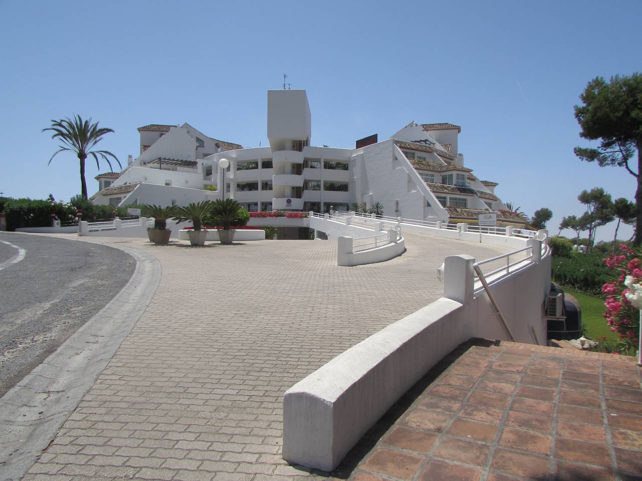 Apartamento entero, "Mijas Costa Modern 2 Bed Apartment" con vistas al mar y a la montaña, piscina y jardín in La Cala de Mijas, Mijas