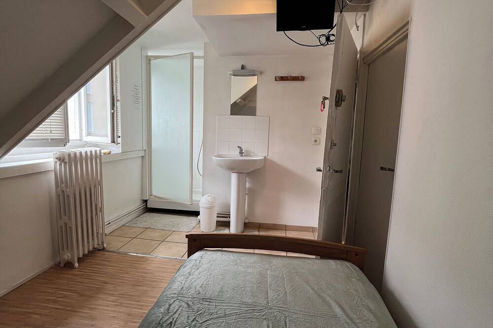 Room with shower in Le Petit-Quevilly, Región de Rouen