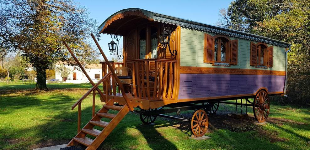 Location de vacances pour 2 personnes, avec jardin ainsi que sauna et jacuzzi, animaux acceptés à Bussac-Forêt