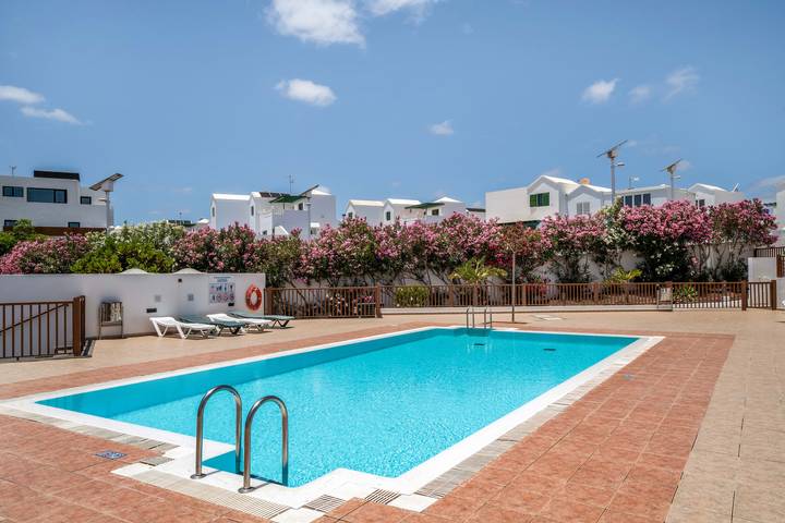 Modern Duplex House Close to the Beach with Shared Pool, Sea View, Wi-Fi, Balcony & Terrace; Parking Available in Puerto del Carmen, Tías