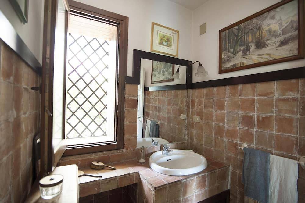 Villa con piscina privada y jardín amueblado, barbacoa y comedor externo in Linera, Santa Venerina