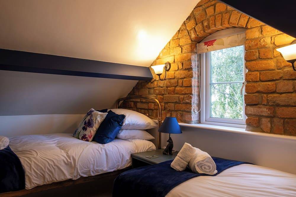 Pet Friendly Cottage, Near Amenities with Log Fire in Stroud, Gloucestershire