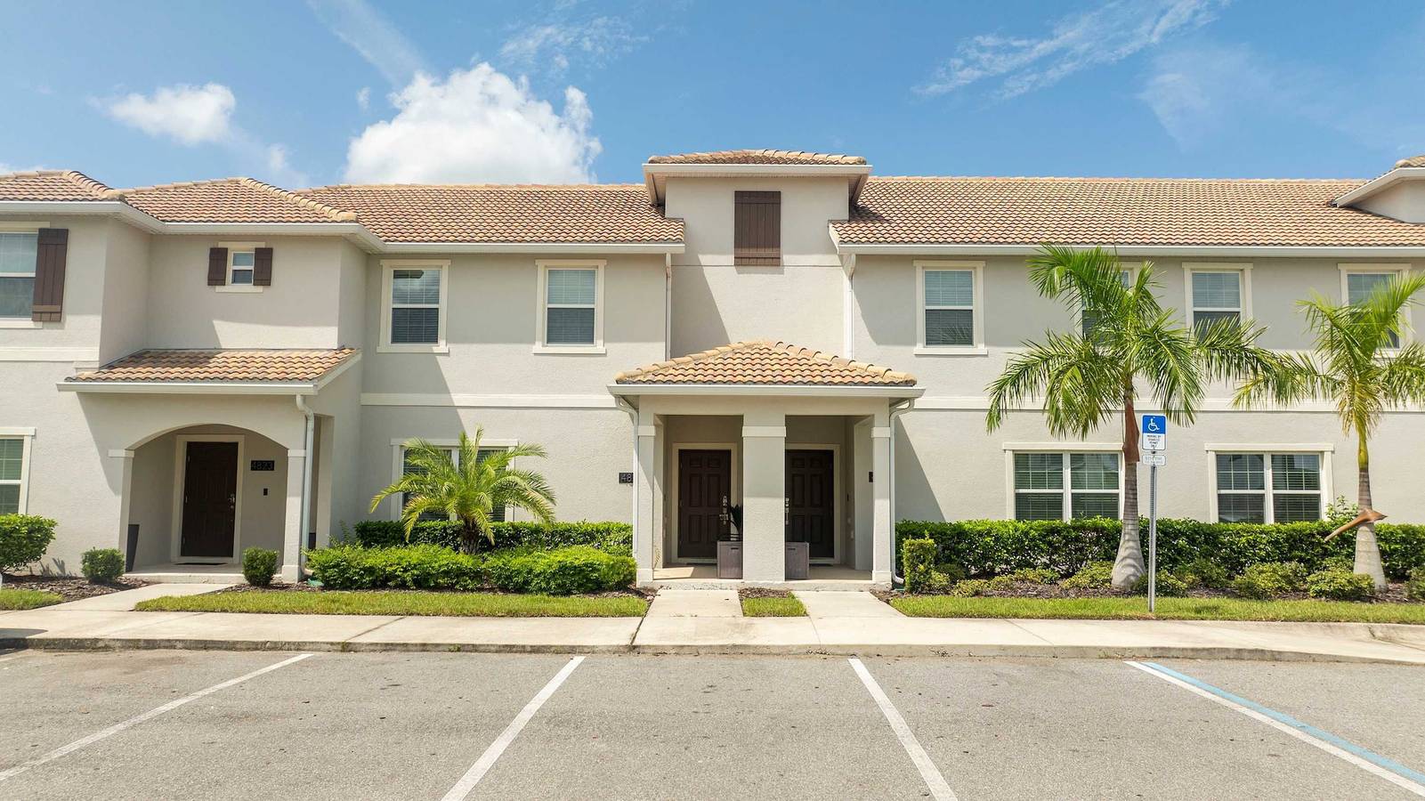 Entire apartment, Stunning 4Bd w  Pool   Storey Lake Resort 4821 in Osceola County