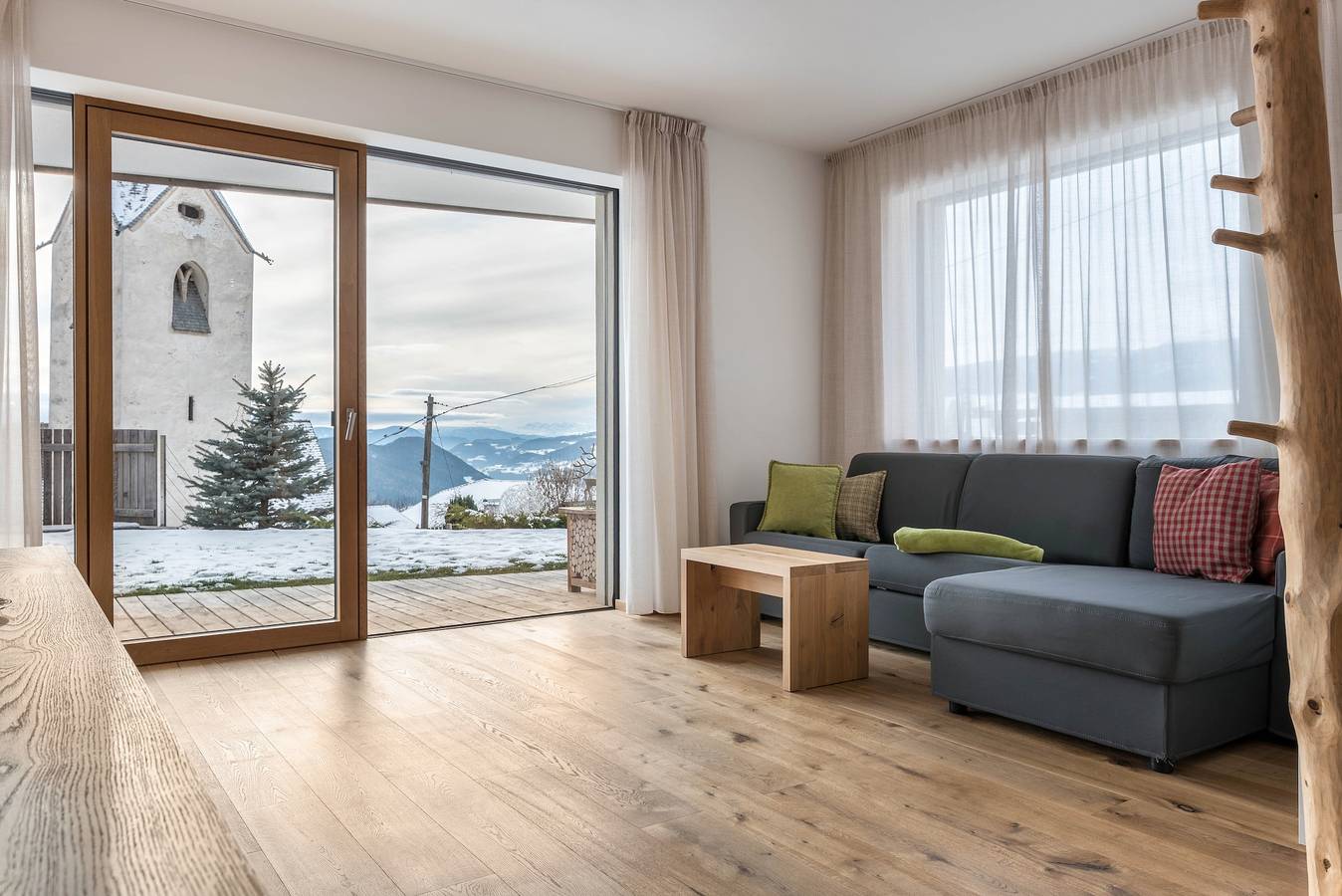 Ganze Wohnung, Ferienwohnung "Anger Living Raschötz" mit Bergblick, Gemeinschaftsgarten & Wlan in Tschöfas, Lajen