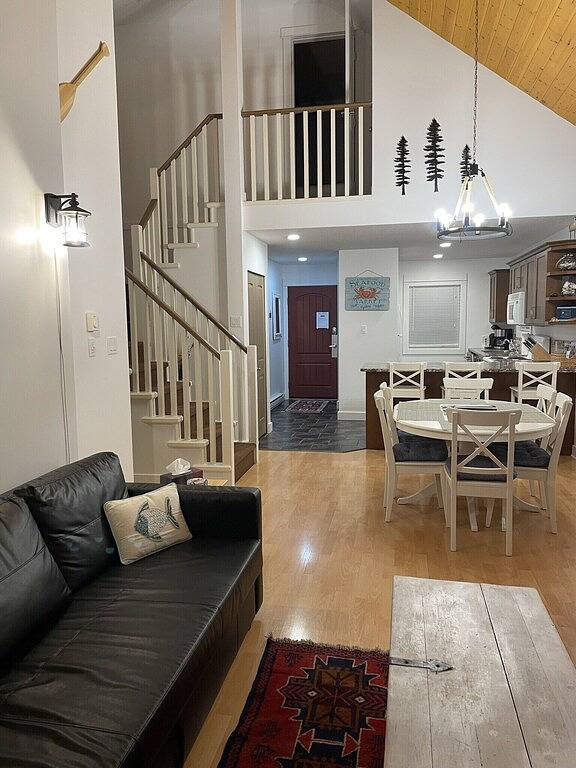 Mermaid Cottage Short Walk to Rathtrevor Beach. 3 Bedroom 2 Bathroom cottage. in Parksville, Regional District of Nanaimo