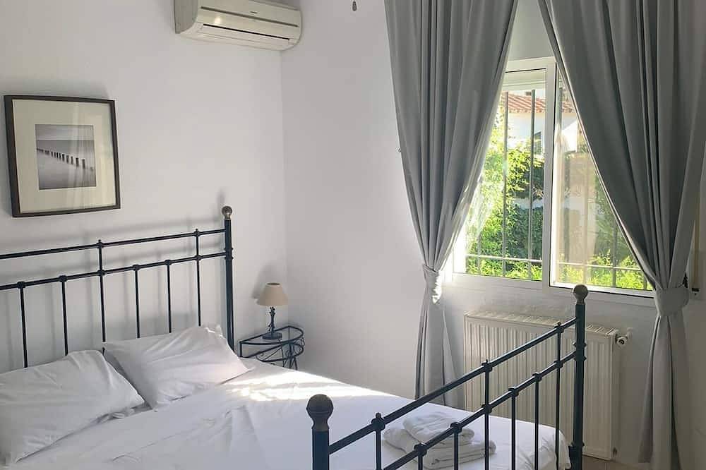 Private, Komfortable Villa mit privatem Pool und Garten - 3 Minuten zu Fuß zum Strand in Marbella Ost, Marbella