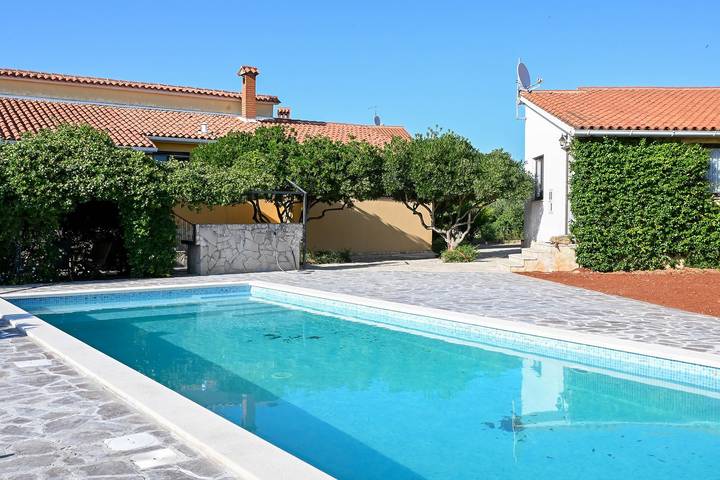 Vakantiehuis voor 10 personen, met zwembad en balkon/terras in Pula