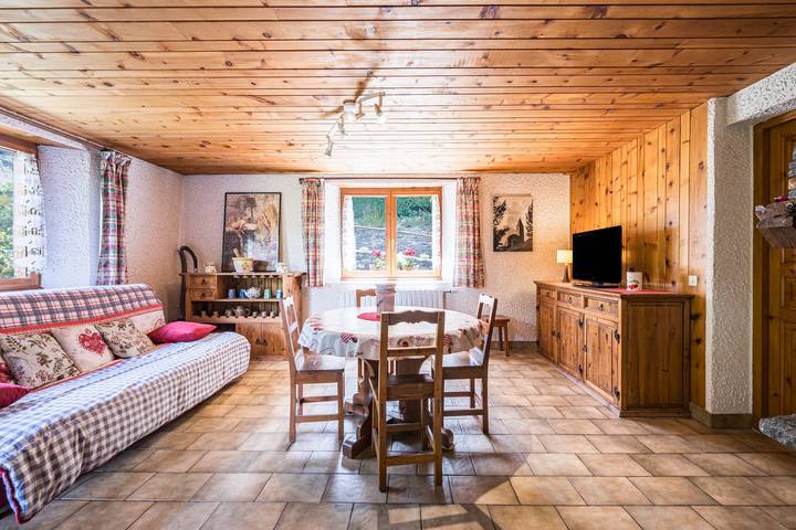 Hel lägenhet, Montagnard Savoyard Apartment with Mountain View, Private Terrace & Wi-Fi in Bramans, Saint-Jean-de-Maurienne region