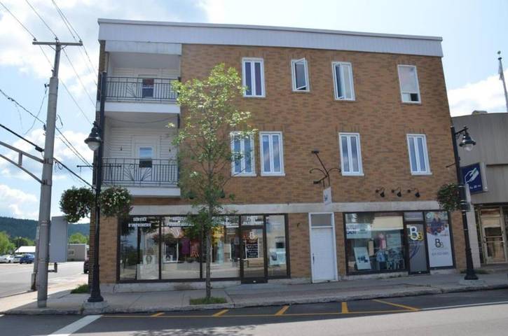 Gîte pour 2 personnes, avec terrasse et piscine dans La Tuque