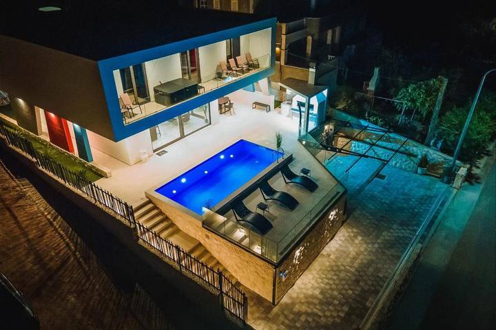 Villa pour 10 personnes, avec piscine et vue ainsi que jardin et sauna