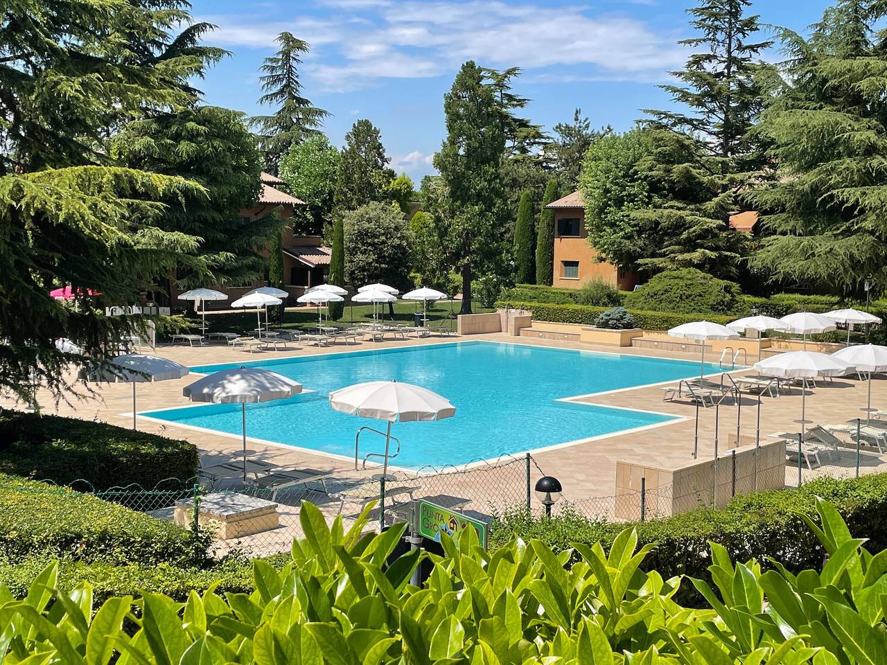 Geheel appartement, Vakantieappartement "Casa Punta Grò" met gedeeld zwembad, terras en wifi in Sirmione, Garda Bergen