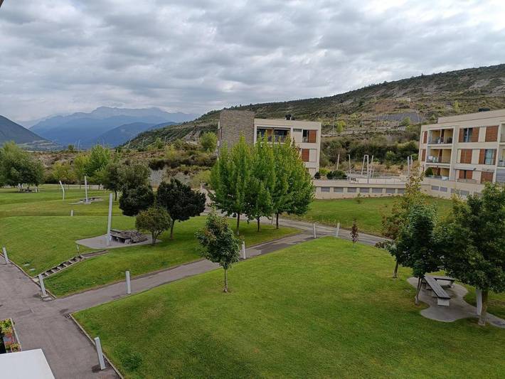 Apartamento para 4 personas, con piscina además de jardín y vistas en Sabiñánigo