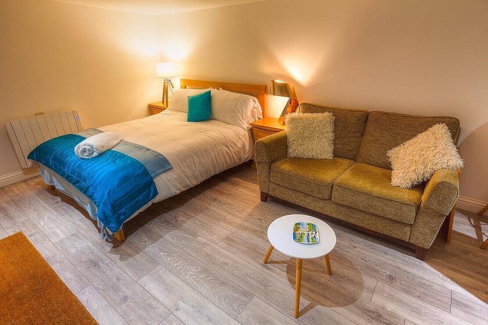1 Bed Cabin. Parking. Private & secure Garden. Pets welcome. Nr to beaches/walks in Cornwall