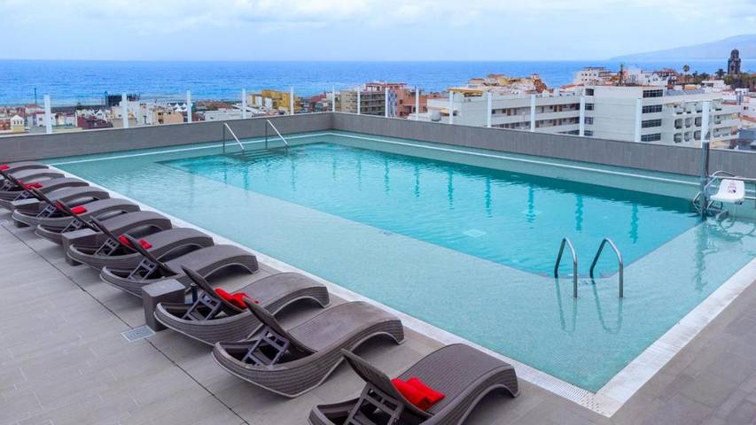 Hôtel, avec Balcon et Terrasse ainsi que Jacuzzi et Piscine