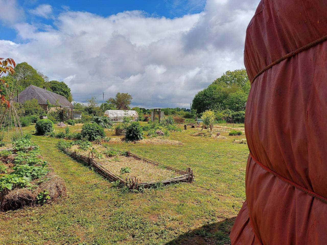 Yourte de charme près de la nature, 27m², 2 adultes + enfants, cuisine et espaces communs partagés in Montenay, Mayenne