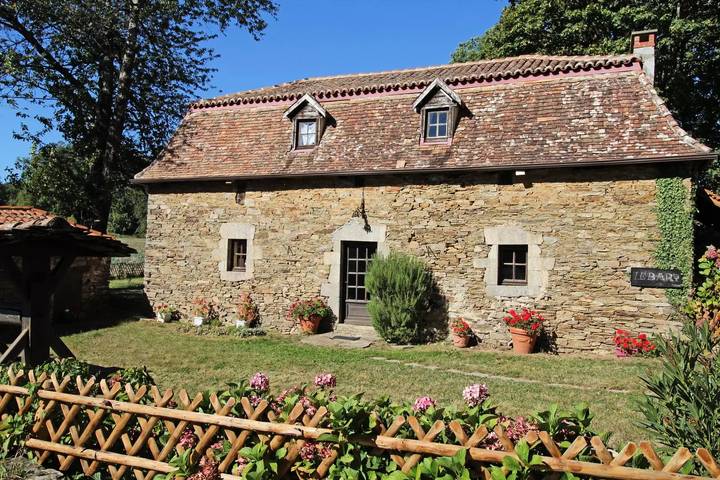 Gîte pour 8 personnes, avec piscine et jardin