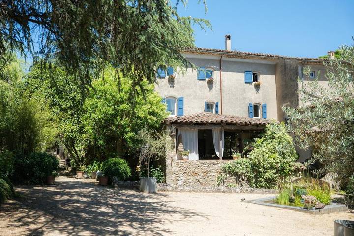 Location de vacances pour 14 personnes, avec Terrasse et Jacuzzi ainsi que Jardin et Vue à Saint-Sébastien-d'Aigrefeuille