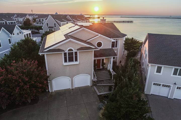 Vacation rental for 12 people, with pool and balcony as well as hot tub in Lewes