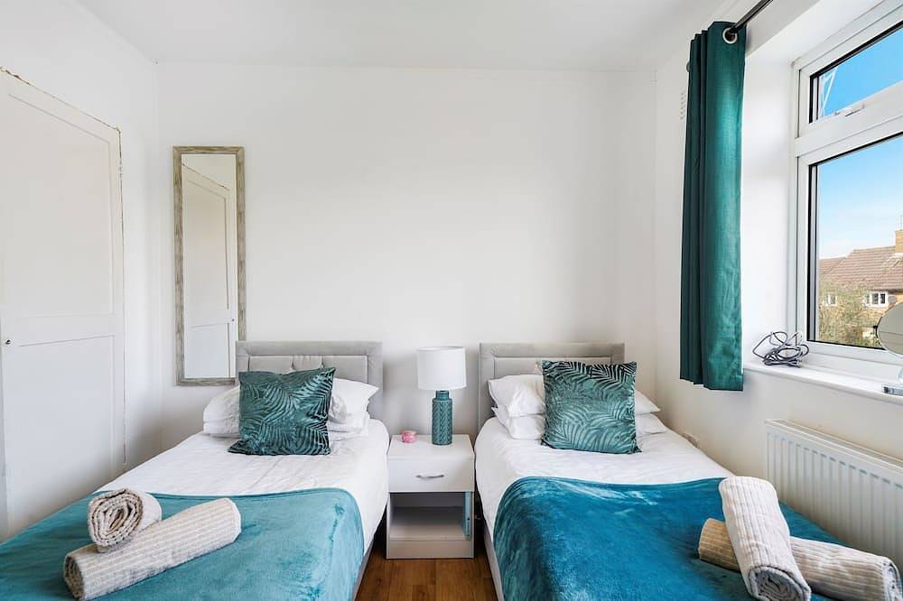 28 mins > Ldn | Coffee Machine, Fast Wifi & Garden in Elstree and Borehamwood, Hertfordshire