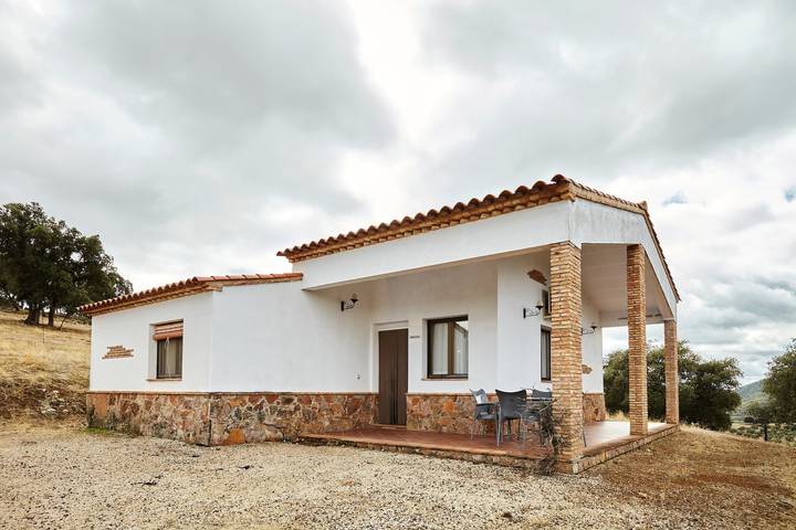 Landhaus 'Casa Los Órganos' mit Bergblick, Gemeinschaftspool und Klimaanlage in Aldeaquemada, Sierra Morena