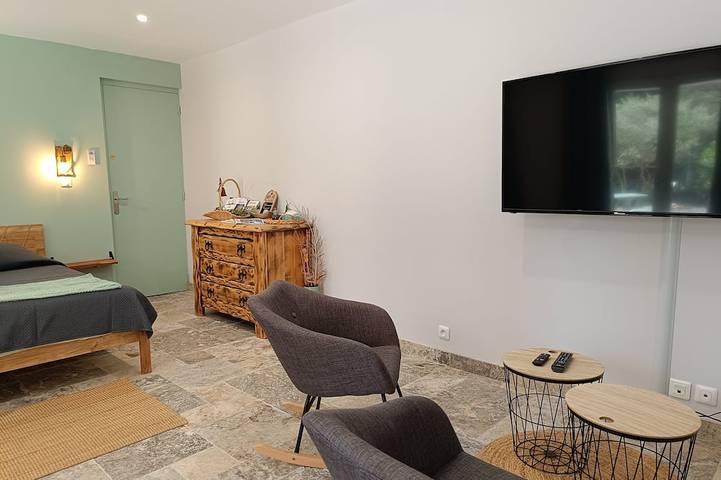 Gîte pour 3 personnes, avec jardin et terrasse ainsi que piscine et jacuzzi à Aurons - 4