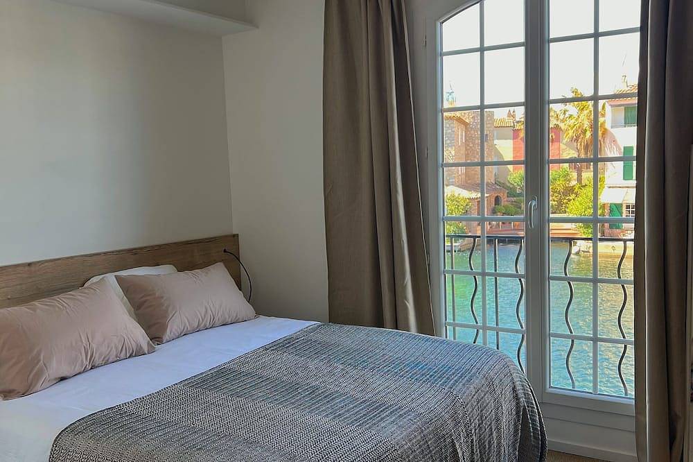 Maison les Pieds Dans Leau, Baie de St Tropez in Port Grimaud, Grimaud
