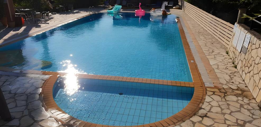 B&b per 4 persone, con balcone e piscina per bambini nonché giardino, con animali domestici in Grecia