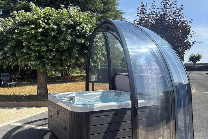 Location de vacances pour 12 personnes, avec jacuzzi à Château-la-Vallière