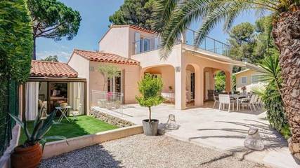 Location de vacances pour 8 personnes, avec piscine et jacuzzi ainsi que terrasse et jardin à Mouans-Sartoux