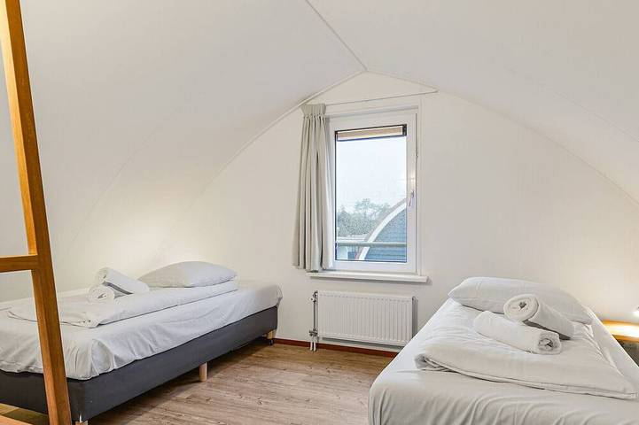 Luxury bungalow for 10 persons in Drenthe