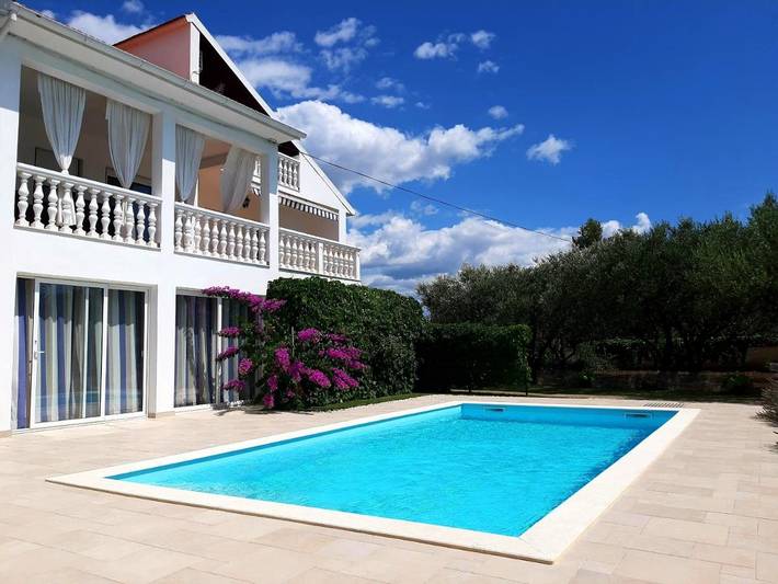 Ferienhaus für 7 Personen, mit Ausblick und Pool sowie Garten