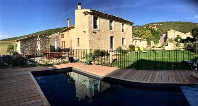 Gîte pour 5 personnes, avec terrasse ainsi que jardin et piscine, animaux acceptés à Montsalier