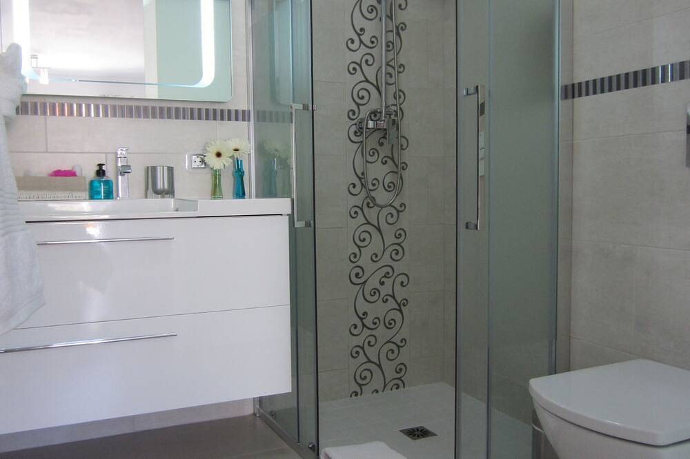 Boutique Bed & Breakfast-Suiten mit Pool, Garten, Wintergarten w / Panorama-Meerblick in Torrequebrada, Benalmádena