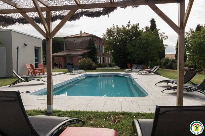 Gîte pour 12 personnes, avec jardin ainsi que terrasse et piscine à Aignes