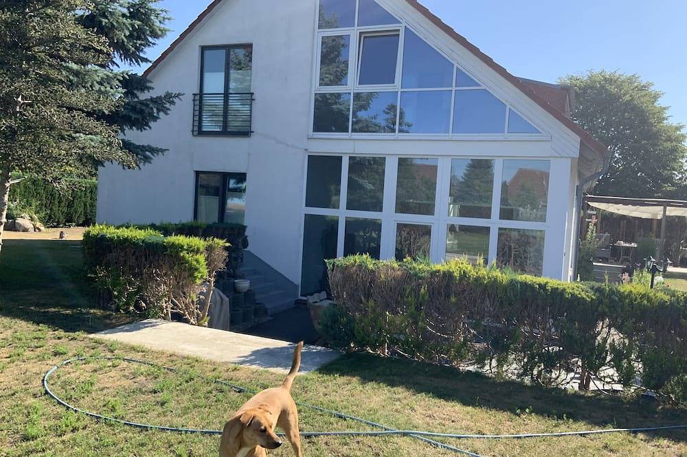 Entire apartment, Quiet apartment with bright conservatory and again with pool! in Buddenhagen, Wolgast