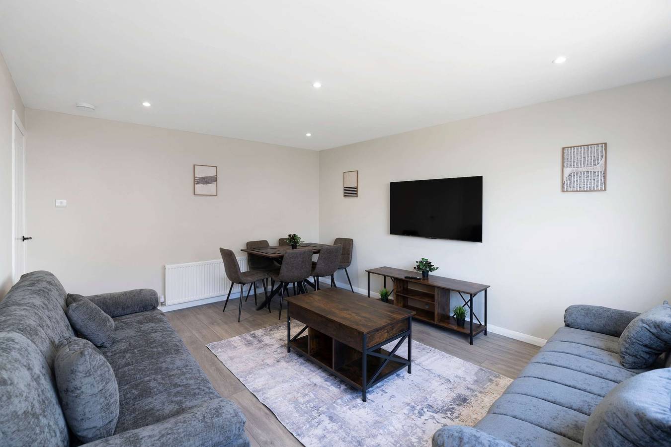 Family   Contractor Stay - Parking - Nr Edinburgh in Livingston, West Lothian