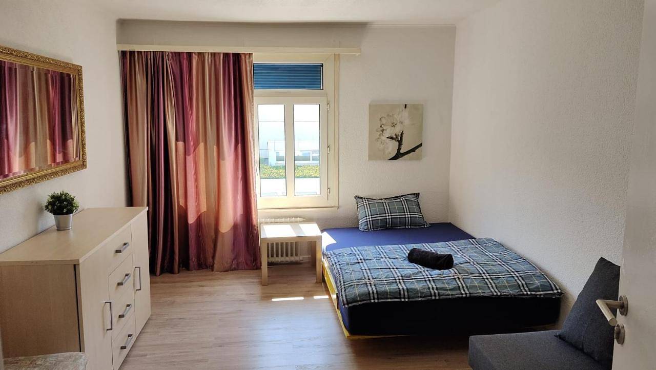Ganze Ferienwohnung, Double Room with Shared Bathroom in St. Gallen, Zürich Voralpen