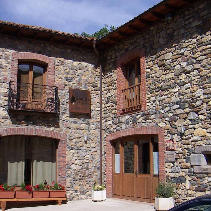 Hotel para 2 personas, con vistas además de balcón y jardín en Vegacervera