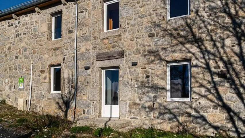 Gîte pour 9 personnes, avec jardin, animaux acceptés à Recoules-d'Aubrac