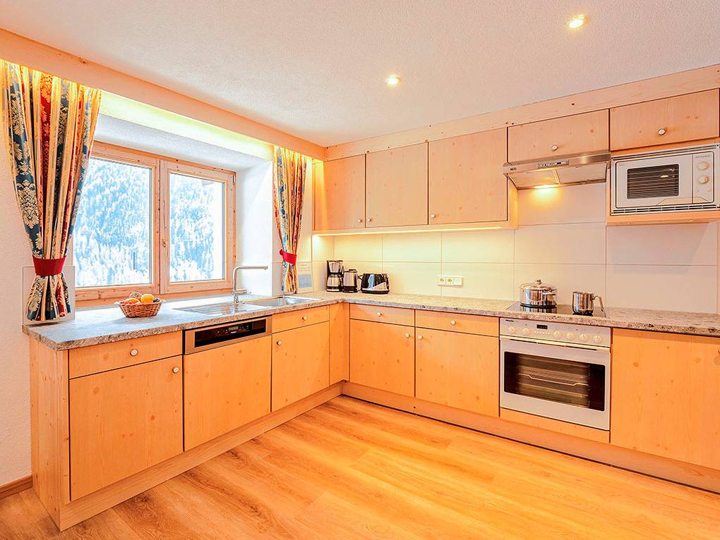 Holiday home for 14 people with balcony in Sölden, Oetztal