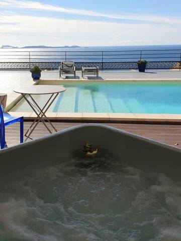 Maison d’hôte pour 2 personnes, avec piscine et vue ainsi que terrasse et jardin à Marseille