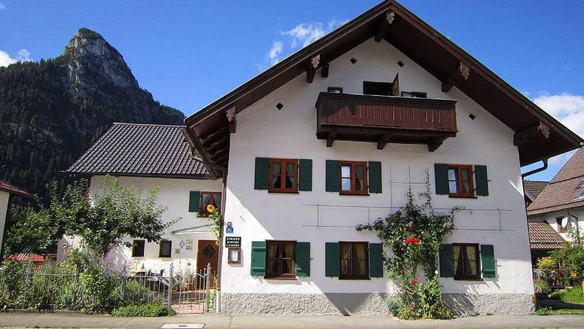 B&B, mit Balkon und Terrasse sowie Garten und Ausblick in Oberammergau