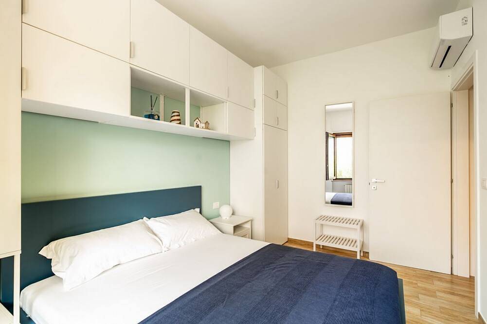 Ganze Wohnung, Comfortable 40 sqm apartment, accommodating up to 4 people, located on the first floor of a small house without an elevator.The property is located on the Bisceglie seafront and offers enchanting sea views. The residential area is well-served and close t in Bisceglie, Via Francigena