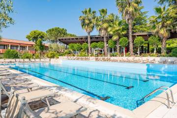 Hôtel pour 2 personnes, avec jardin ainsi que piscine et balcon à Garde