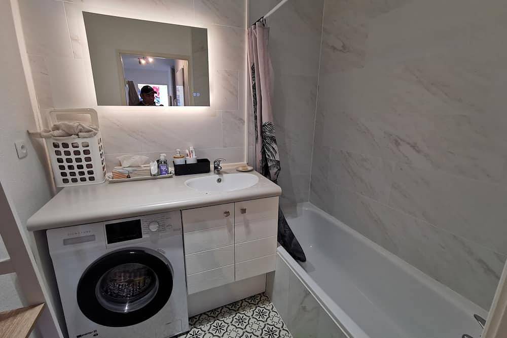 Appartement entier, Appartement « T3 Confort, Piscine, Terrasse » avec vue montagne, Wi-Fi et climatisation in Albertville, Région d'Albertville